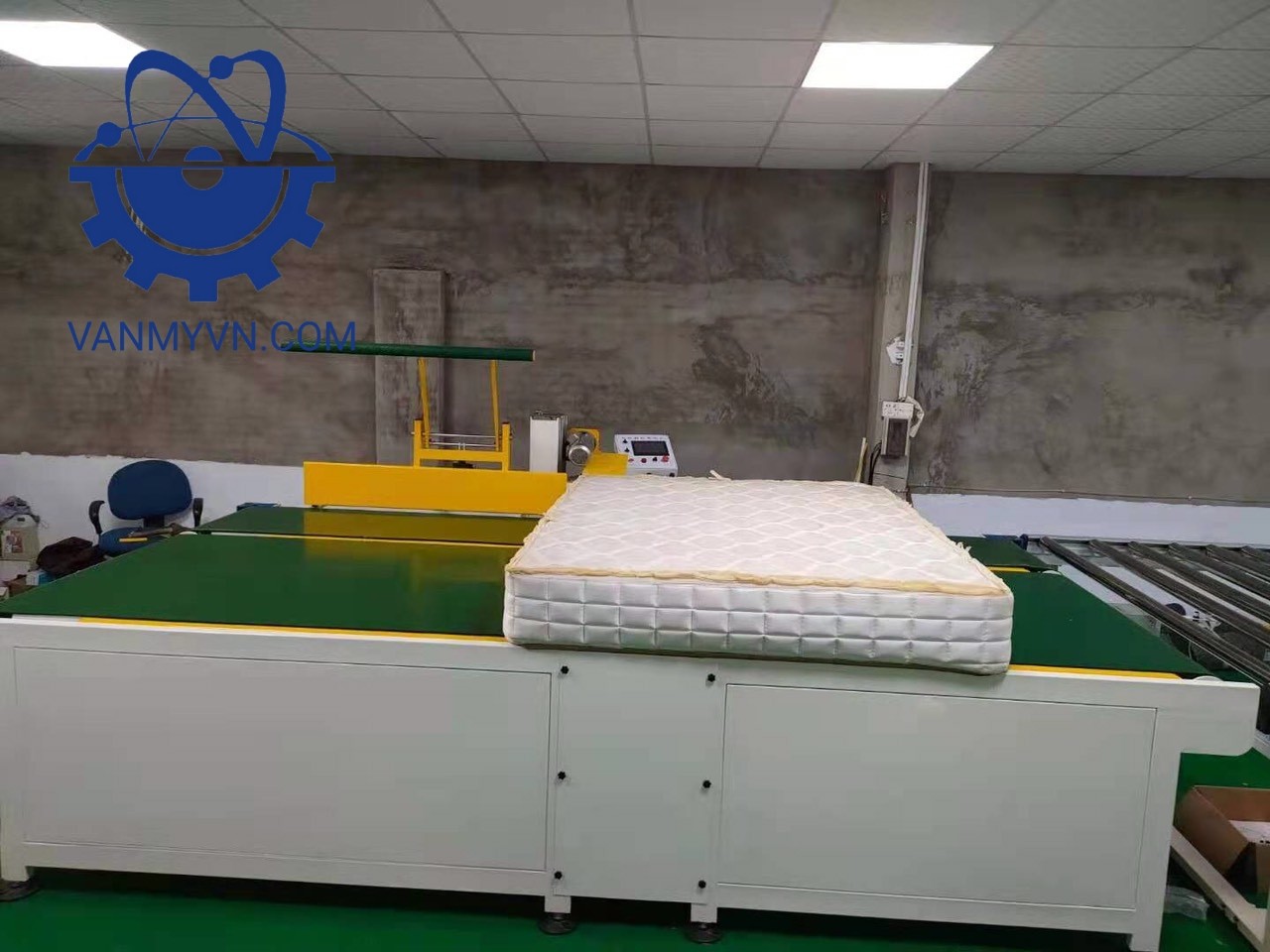 máy may viền nệm tự động băng tải